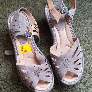 Womens Earth Wedge Sandal S 8 NWOT
